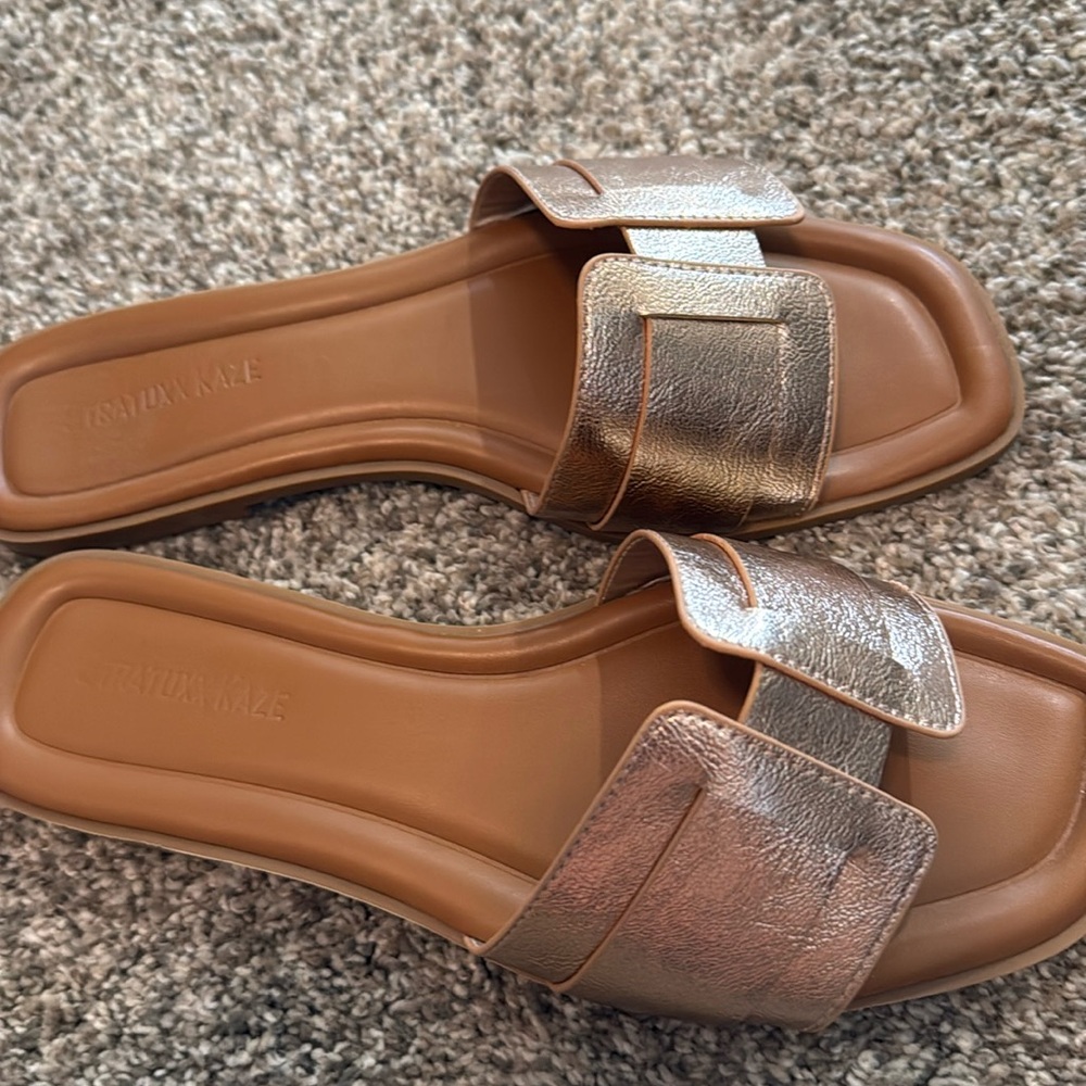 Women’s sandals, rose gold, size 8, from Amazon